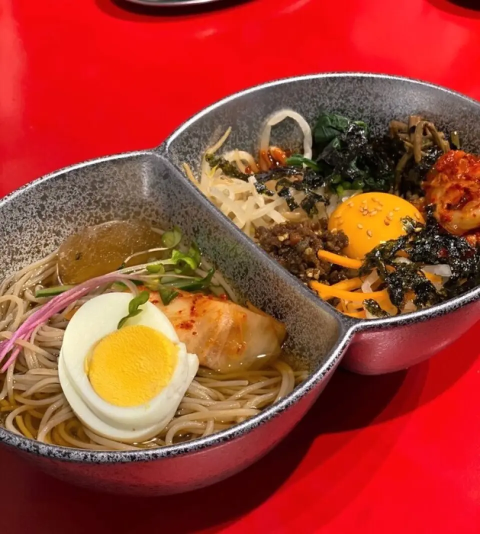 Please also try the side dishes to go with your drinks. "Bossam (steamed pork)" is a healthy dish that is wrapped with carrots, radish, radish sprouts, and samjang miso. We also recommend the deji kalbi (pork) and the "Cup DE Cheese Ball," which has cream cheese that stretches when you bite into it.◎Another great point is that there is a menu with "A Little Half & Half" of cold noodles and bibimbap, which allows you to eat two types of food at the end of a meal.