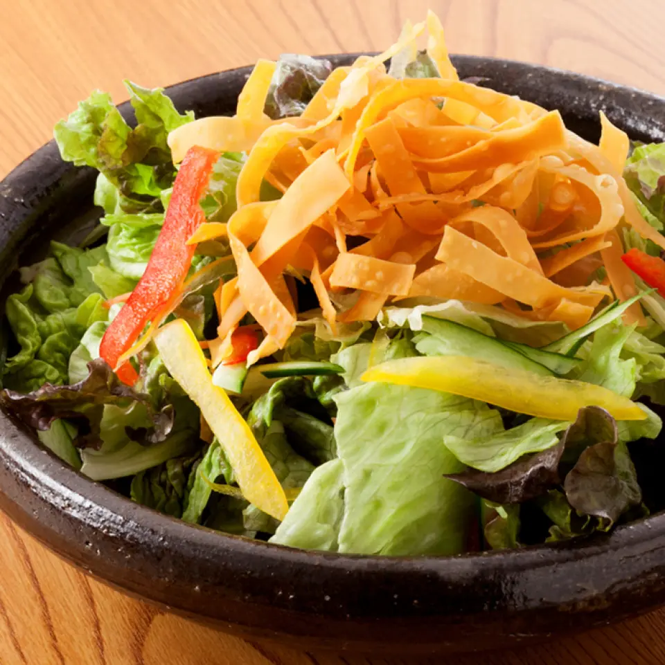 The hospitality at Kuimonoya Wan begins the moment you sit down. The appetizer at Kuimonoya Wan is a salad. Eating vegetables first slows down the absorption of carbohydrates, preventing a sudden rise in blood sugar levels and excessive sugar intake. Refills are free, and you can also specify your dressing. Kuimonoya Wan also serves a complimentary bowl of miso soup at the end of your meal. Enjoy a bowl of miso soup and take a breather before leaving.