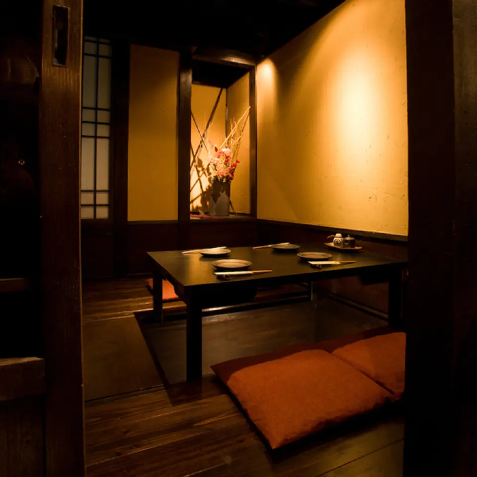 The interior of the restaurant is based on the concept of "Kuimonoya Wan," an old folk house from 100 years ago. Antique wood is an important part of the interior design. We purchase old wood that was actually used in folk houses and carefully select from it the pieces that fit the image of "Kuimonoya Wan." Specialized carpenters assemble the old wood with care. The interior of the restaurant, which has a traditional folk house feel, is equipped with private rooms where you can talk openly, so please enjoy yourself to your heart's content while feeling the Japanese atmosphere.