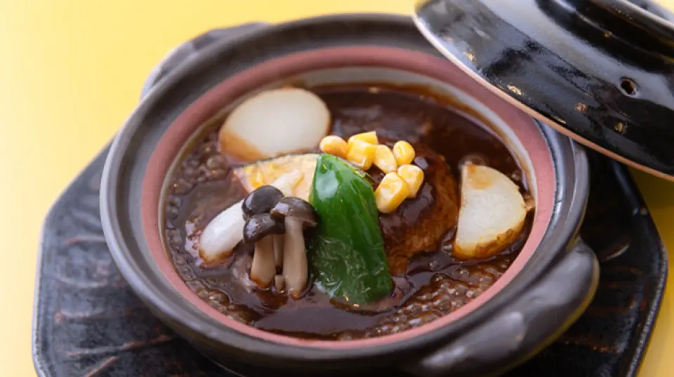 用熱陶鍋燉煮的「神戶牛肉土鍋漢堡牛排」是使用兵庫縣產食材製成的名菜。除了附沙拉和米飯的「神戶牛100%陶罐漢堡套餐」外，還推薦「神戶牛煎蛋牛排套餐」、附炸蝦的「神戶牛煎蛋蝦漢堡套餐」等套餐.◎特別搭配您最喜歡的醬料，可以選擇半糖汁醬、番茄醬或辣咖哩。