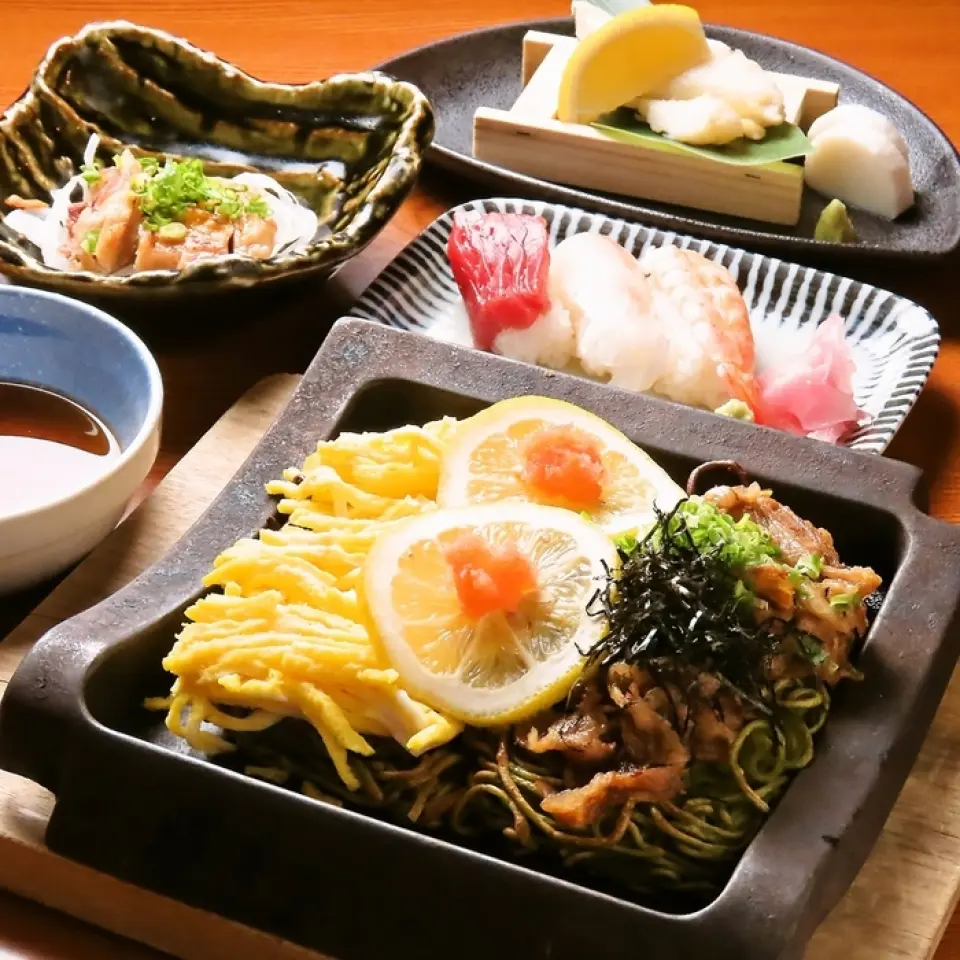 The most popular dish is the Welcome Meal for 1,680 yen (1,848 yen including tax)!! This set includes Kawara Soba, with its irresistible brown soba flavor and crispy, fragrant scorched rice, overnight dried puffer fish, Ube kamaboko, three pieces of sushi, and Choshu chicken with ponzu sauce! We also have a selection of high-quality Yamaguchi specialties. Come and enjoy Yamaguchi gourmet at our restaurant♪