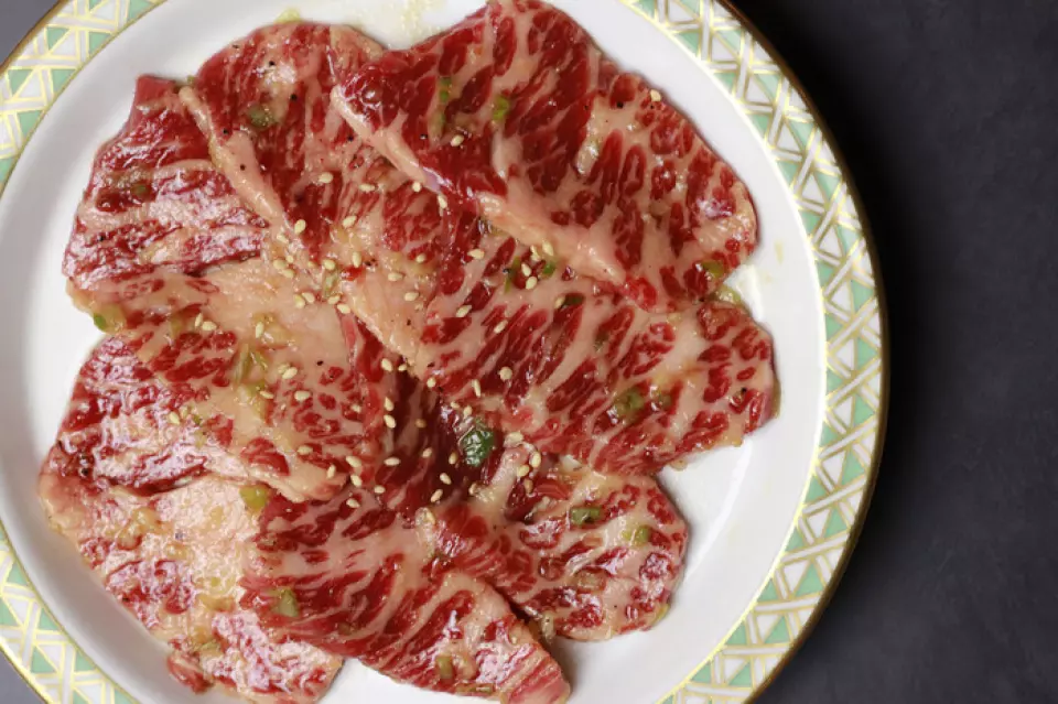 將精心加工的肉充分塗抹上微甜的“mami醬”，並在高溫下烤製，使其散發出芳香的味道，然後搭配您選擇的微酸的“tsuke醬”。這很好吃，我永遠不會厭倦它。請品嚐正宗的「去皮烤肉」。我們有各種各樣的醬汁供您選擇以搭配每種肉類♥