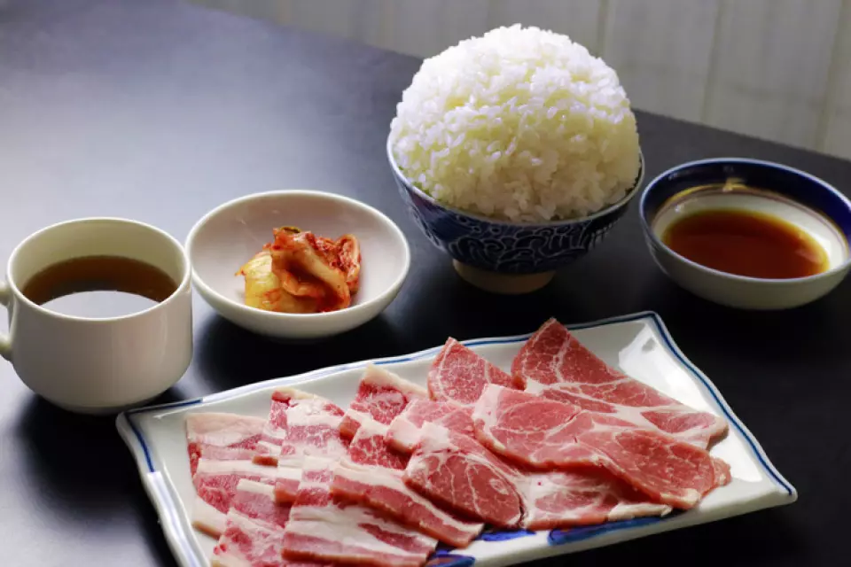 烤肉套餐午餐990日元起，附湯、泡菜、免費補充米飯♥米飯是用嚴格挑選的山形米製成的，與烤肉很相配(*´з`)米飯是烤肉的命脈♪當然，從午餐開始也歡迎500日元60分鐘檸檬酸無限暢飲★午餐支持！生啤酒299日圓♪高杯酒199日元，從中午開始就可以喝◎盡情享用烤肉◎