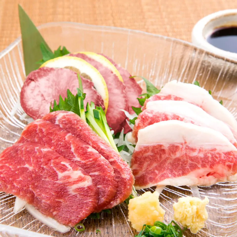 櫻桃肉熱量低、蛋白質高、礦物質豐富。我們有各種稀有零件可供選擇。非常適合搭配酒當零食！還有炭烤、油炸等九州當地美食。