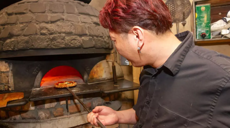 The pizza, made with flour and cheese imported directly from Italy, is characterized by its fluffy and crispy texture. It is baked in a kiln using four different types of firewood, bringing out even more of its aroma. The most popular dish is the "Margherita Extra" made with rich, flavorful buffalo mozzarella cheese. We also recommend dishes that incorporate onions and whitebait from the local Awaji Island! We also boast pasta made with chewy fresh noodles. Our most popular dish is carbonara, made with homemade bacon flavored with three types of smoked wood.