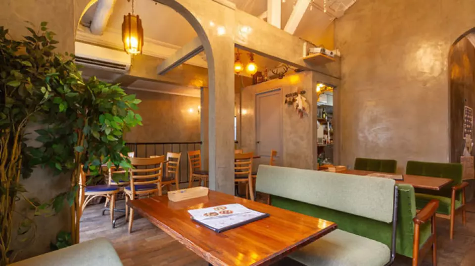 Our restaurant is a two-story detached restaurant located near Minato Motomachi Station. When you step inside, you'll find a stylish space with ornamental plants standing out against the inorganic walls. The restaurant is beautifully lit and equipped with antique-style tables, chairs, and sofas. We also accept reservations for private use, so you can use it for wedding after-parties and various other parties. We also have plans suitable for special occasions, so please spend a wonderful and memorable time.