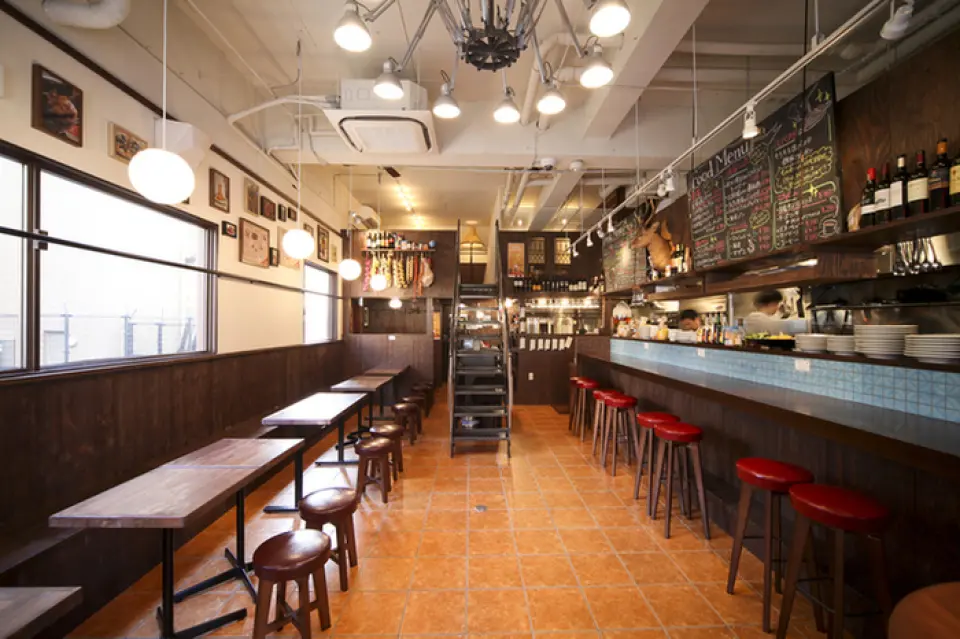 The restaurant is a lively space with 64 seats divided into the first and second floors. The second floor also has a tatami room that is perfect for families with children. We recommend that you make a reservation early. Please feel free to contact us.