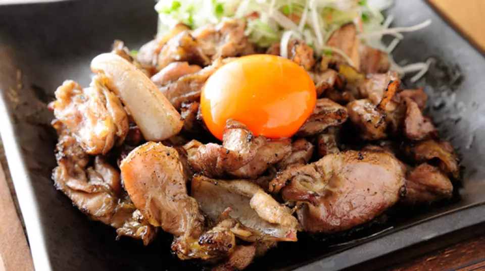 [Tori Tsubaki] All of our local chickens are made with Oita Kanmuri Jidori, the first miraculous local chicken in Japan born from crossbreeding with chicken-bone chickens! Characterized by a moderately tender texture and a high content of the umami component inosinic acid, it is a blissful taste that will bring a smile to your face every time you bite into it. Please enjoy our diverse menu, including our specialty "Tori Gunkan," "Kagoyaki" served with yuzu pepper from Oita Prefecture, and "Sake Steamed" overflowing with umami♪