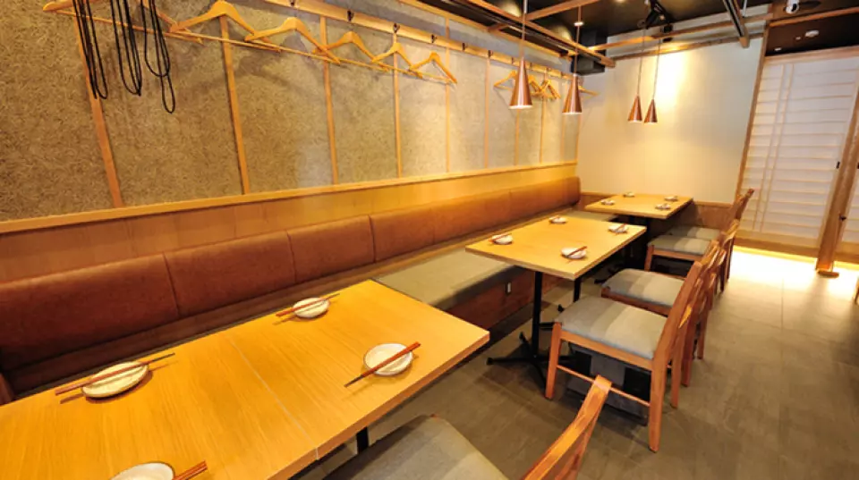 As soon as you step inside the restaurant, you'll find yourself in a cozy space that makes use of the natural wood. There are a total of 39 seats, including 9 counter seats, 6 tables that seat 2 people, 2 tables that seat 4 people, a semi-private room for up to 4 people, and a semi-private room for up to 6 people. Two of the semi-private rooms can be connected to create a fully private room. We look forward to welcoming you to our restaurant for a variety of occasions, including a quick drink after work, a meal with family or friends, a date, or any type of banquet!