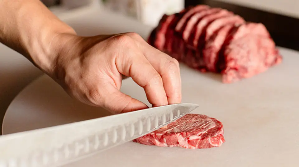 我们注重肉类的品质和新鲜度，提供新鲜、高品质的肉类。因为质量非常好，我们就在您面前切割您的订单！份量很大，一定会让您吃得饱饱的。 ◎厚片牛舌的细切是一道即使不喜欢厚片牛舌的人也能享受的美味佳肴。另外，请享用带有酱汁或芥末酱油的嫩裙牛排。我们还推荐您尝试一下深受外国游客欢迎的烤腰肉，搭配芥末和酱油。