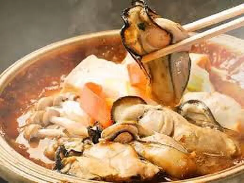 Oyster dotenabe, which was also featured on Kenmin Show! A dish that lets you enjoy the taste of Hiroshima! The oyster extract is mixed with the dashi stock and soaked into the vegetables, making it delicious and healthy. Other dishes include chanko nabe, salt chanko, motsunabe, and kimchi nabe.