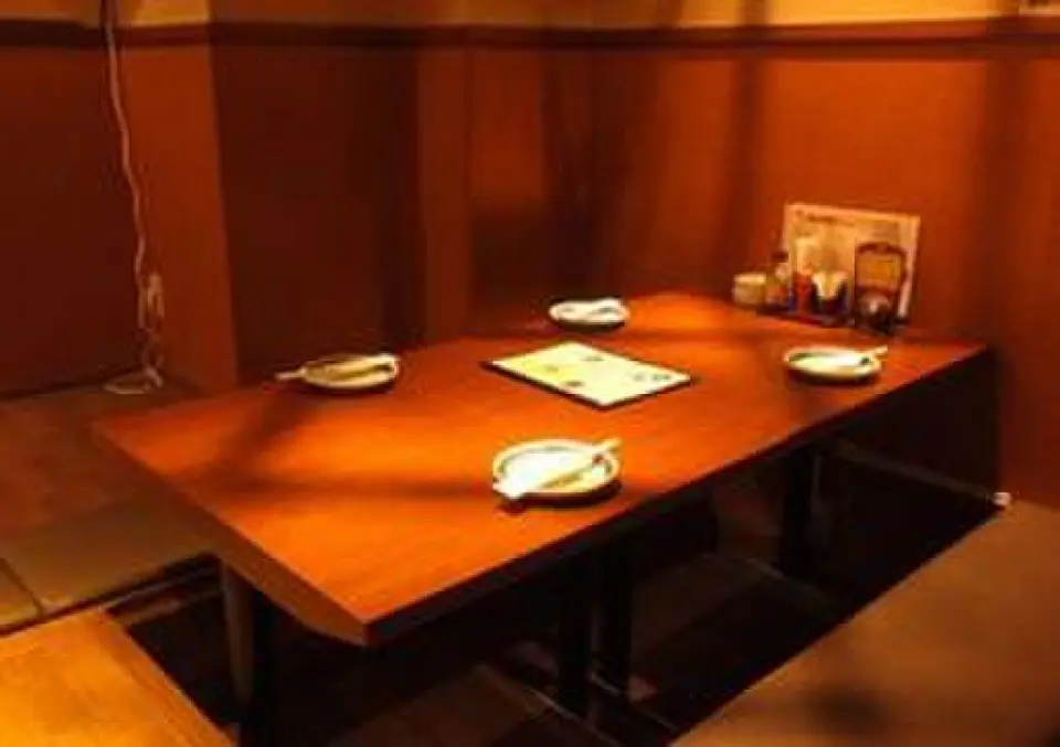 On weekdays, you can enjoy your meal in a relatively calm space. On weekends, please let us know your preferred seating preference when making a reservation. Please let us know if you would like a smoking seat, non-smoking seat, or a tatami-mat table. We strive to have our employees wear masks and disinfect with alcohol, and we have installed air purifiers and partitions for each seat in the restaurant.