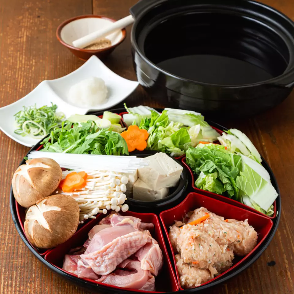 套餐有兩種：可以盡情享受百日雞的“百日雞火鍋套餐”3,800日元（含稅），以及可以充分享受百日雞的“豬肉涮鍋套餐”3,200日元（含稅）。可以在涮鍋中享受豬肉的甜味和風味。請用於迎送會、女生會、酒會等各種宴會。 我們也準備了包括義大利料理在內的日式、西式、中式菜單。請在平靜溫馨的空間中放鬆身心。