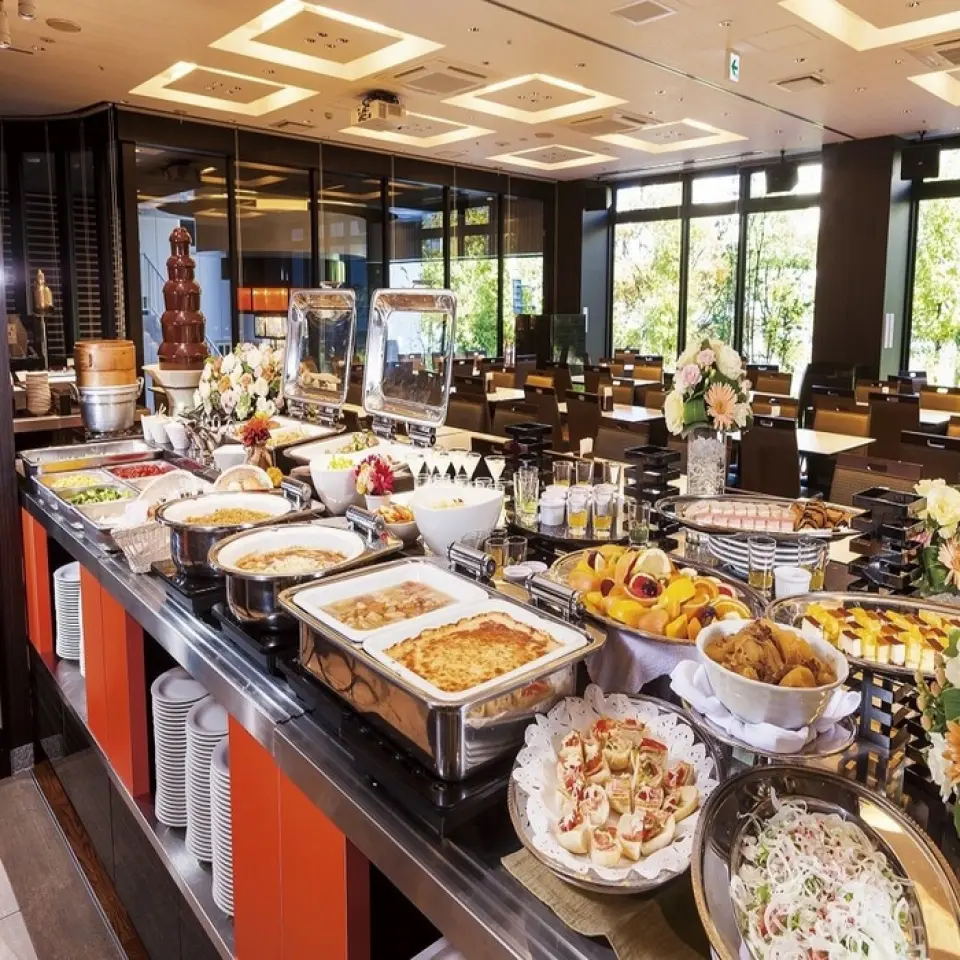 At our lunch buffet, you can enjoy a Japanese and Western buffet with over 50 varieties without worrying about time! You can also enjoy the popular "Apa President Curry" as an all-you-can-eat option♪ The price includes a soft drink bar, so you can enjoy your meal at a great price. We also offer an all-you-can-drink option including beer during lunchtime, which is great value at 1,100 yen for 60 minutes and 1,430 yen for 90 minutes◎