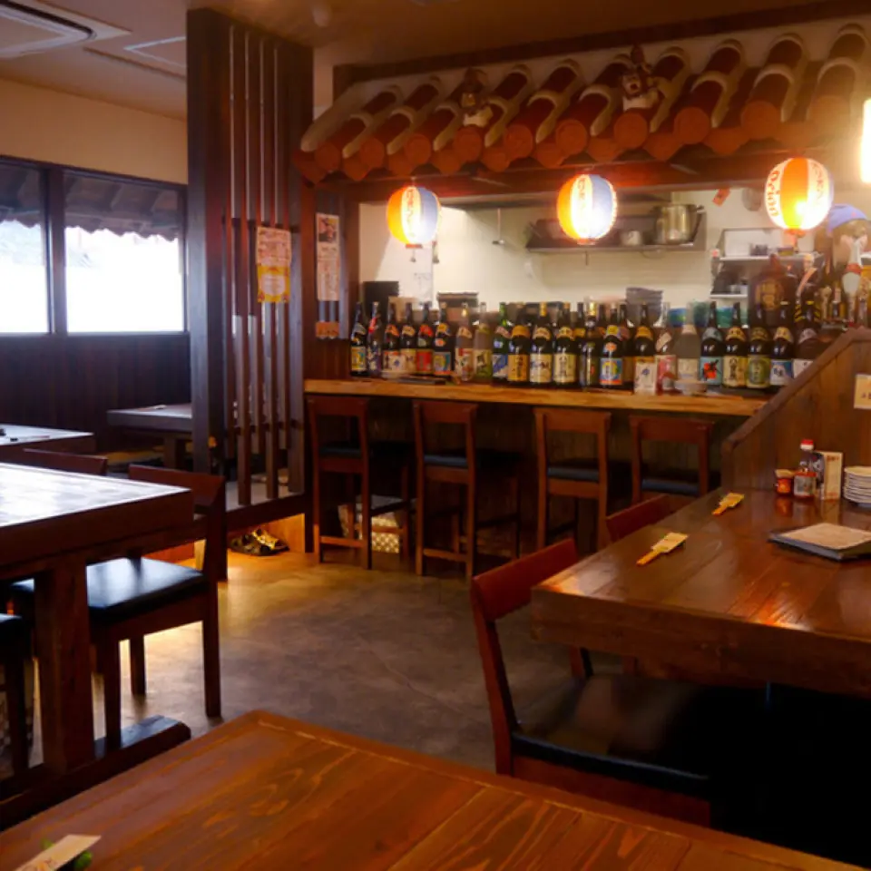 Our restaurant is marked by a red Ryukyu tile roof. The restaurant is filled with the atmosphere of Okinawa, of course. It is designed to resemble a traditional Okinawan house, and just being there makes you feel excited. All of the authentic Okinawan dishes ordered from Okinawa are delicious! Enjoy them with a wide selection of island sake and awamori. The sunken kotatsu room can seat up to 20 people for banquets! It can be used for a wide range of purposes, including dining, solo dining, dates, girls' nights, and banquets.