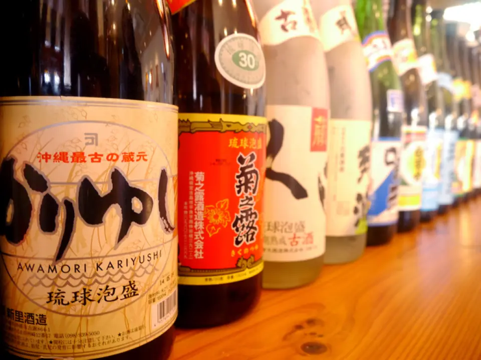 When you think of Okinawa's alcoholic beverage, you think of "Awamori." Our shop stocks over 30 types of Awamori, from new to aged, and even rare varieties. Some of these Awamori are rarely available on the mainland. We also have brands we recommend for Awamori beginners, so please feel free to ask us for more information. We also have draft Orion beer, tropical juices, and sour drinks! Okinawa's local sake is the best pairing with Okinawan cuisine.