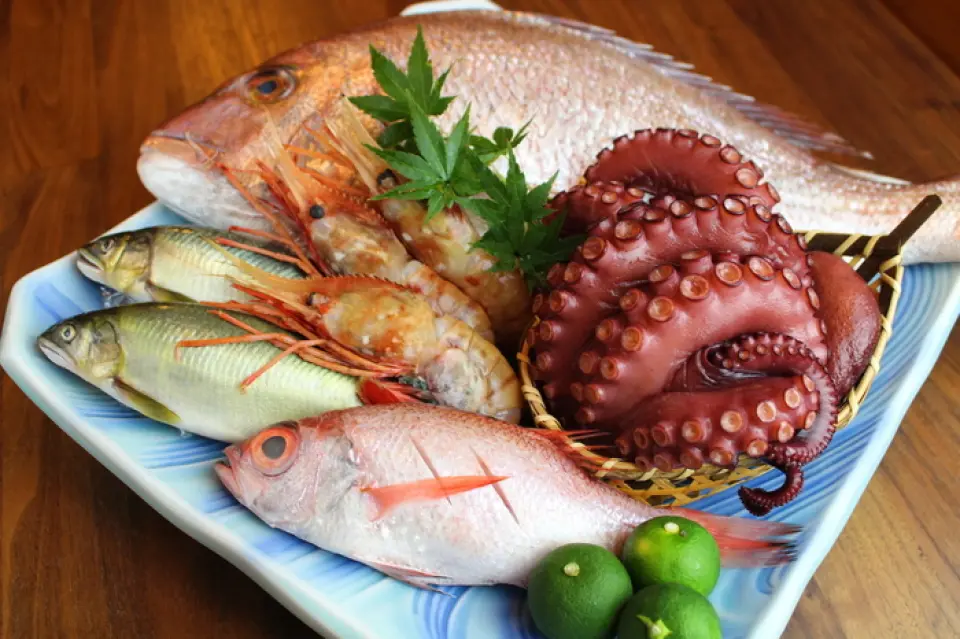 店主兼廚師專注日本料理超過20年，每天親自採購食材。我們將為您提供最精緻的美食，這些美食均採用我們敏銳的眼光精心挑選的新鮮魚類烹製而成。敬請期待。