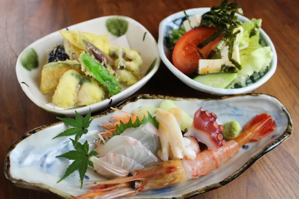 「Omakase 3 道菜套餐」適合那些只想喝幾杯飲料的人，並提供多種受歡迎的菜餚！套餐包括生魚片拼盤、天婦羅和沙拉，價格為 2,500 日圓。對於想花不到 3,000 日圓吃點東西喝點好東西的人來說，這套餐是完美的選擇。如果您是第一次來我們的商店，我們建議您訂購這套。