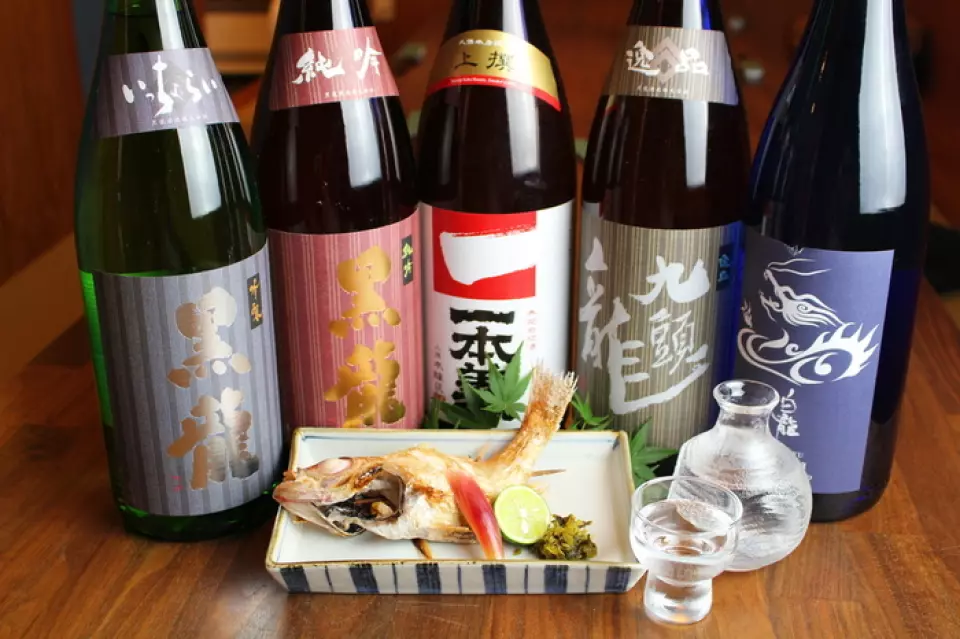 店主是福井縣出身。因此，除了香川縣的酒以外，還備有黑龍、白龍等福井縣引以為傲的名酒。請告訴我們您喜歡的口味。