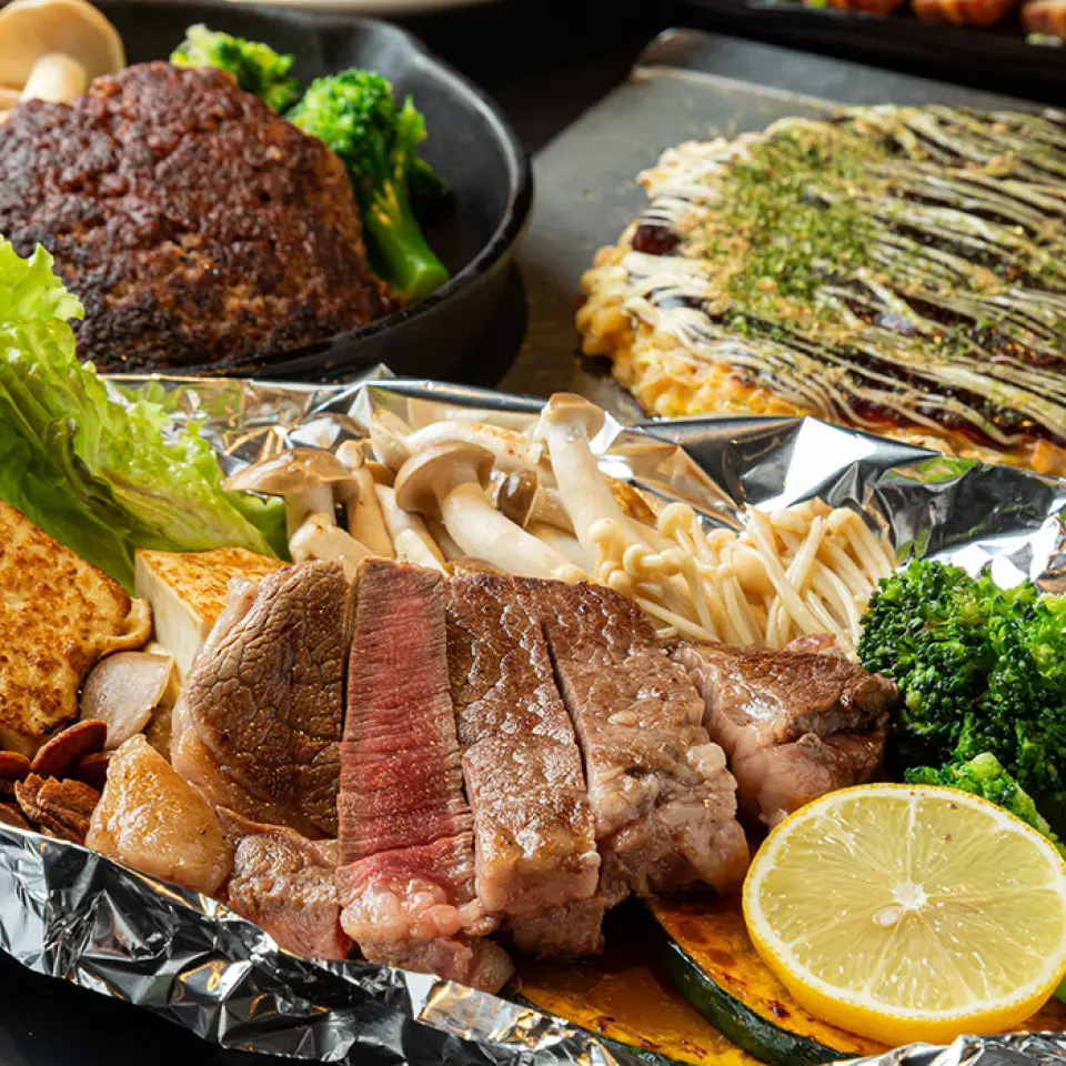 套餐种类丰富，从可以享用铁板烧和小菜的休闲套餐，到包含主菜的高级套餐，再到包含黑毛和牛的豪华套餐，全部都配有自助餐-可以饮用，因此非常适合宴会和酒会，也接受20人以上的团体包场，因此请在发布会和公司宴会等大型团体中使用！我们期待您的预订和询问！