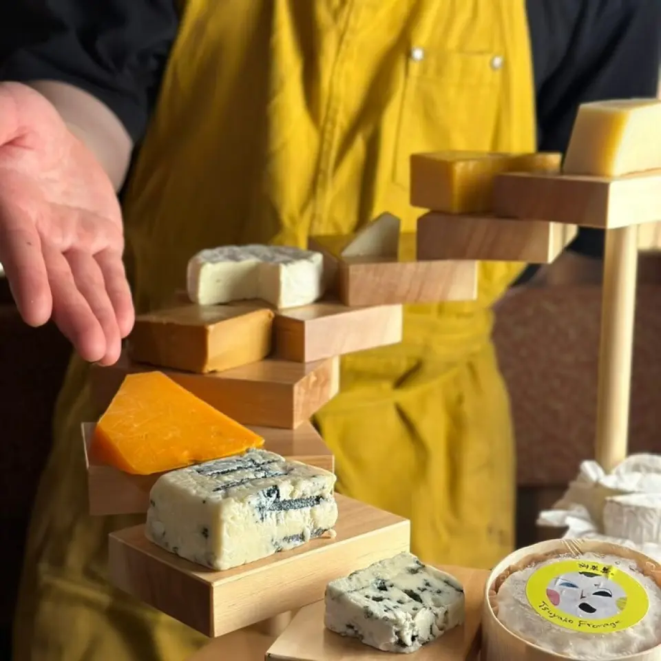 晚上的晚餐時間出現♪點了自助餐的顧客可以將奶酪放在馬車上，在面前解釋並切奶酪，享受9種奶酪♪