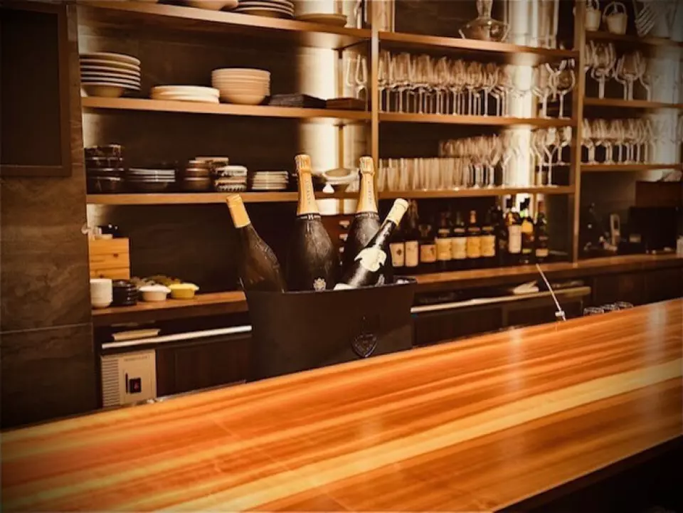 Our shop is extremely conveniently located, just a 5-minute walk from JR Kitashinchi Station, a 10-minute walk from Osaka Station, and a 5-minute walk from Osaka Metro Umeda Station. You can come to our shop from all major stations, making it a convenient place to meet up and leave. Our opening hours are also until 3am, so you can relax and unwind even at late hours. Please drop by if you want to have a second drink after you've had enough.