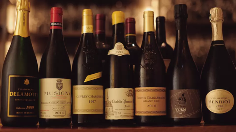 Our wine selection is an impressive 300 varieties. In addition to champagne, red wine, and white wine, we also offer "orange wine" made from white grapes like red wine. Find your favorite glass from our wide lineup. We will also make suggestions to match your tastes and the food you will be drinking with. If you are having trouble deciding what to order or if it is your first time, please feel free to ask us.