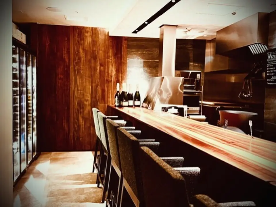 Located on the fifth floor of a building, our restaurant has a stylish and relaxed atmosphere. The interior is a luxurious space with only six counter seats, making it ideal for a relaxing date or a date with a companion. Of course, we are also happy to welcome you alone or when you want to have a quick drink after work, so please use it for a variety of occasions. We also accept reservations for private use, and are recommended for girls' nights, celebrations, anniversaries, and other special occasions. Please enjoy your time however you like.