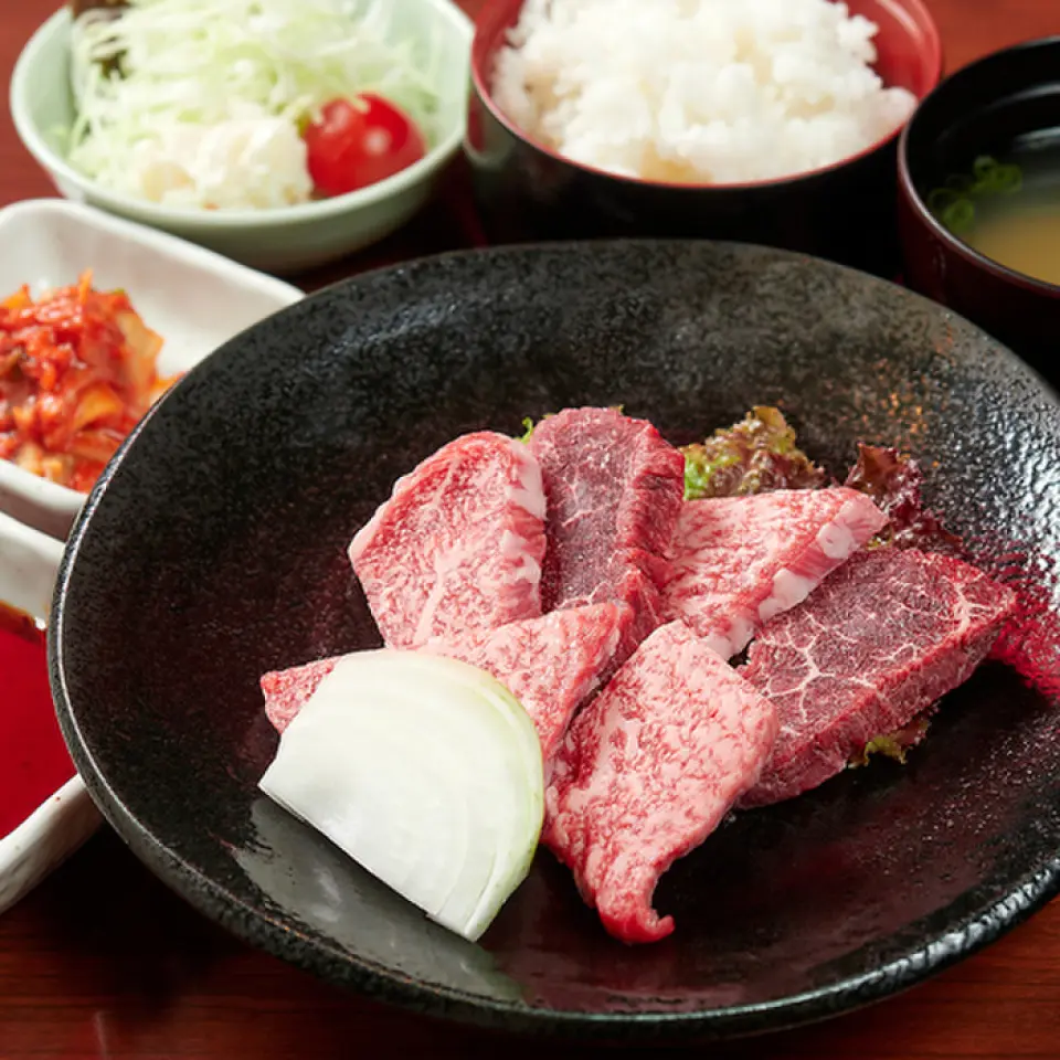 [午餐时间 11:30 至 15:00] 午餐时间我们还可以提供晚餐套餐或点菜菜单，请随时告知我们。