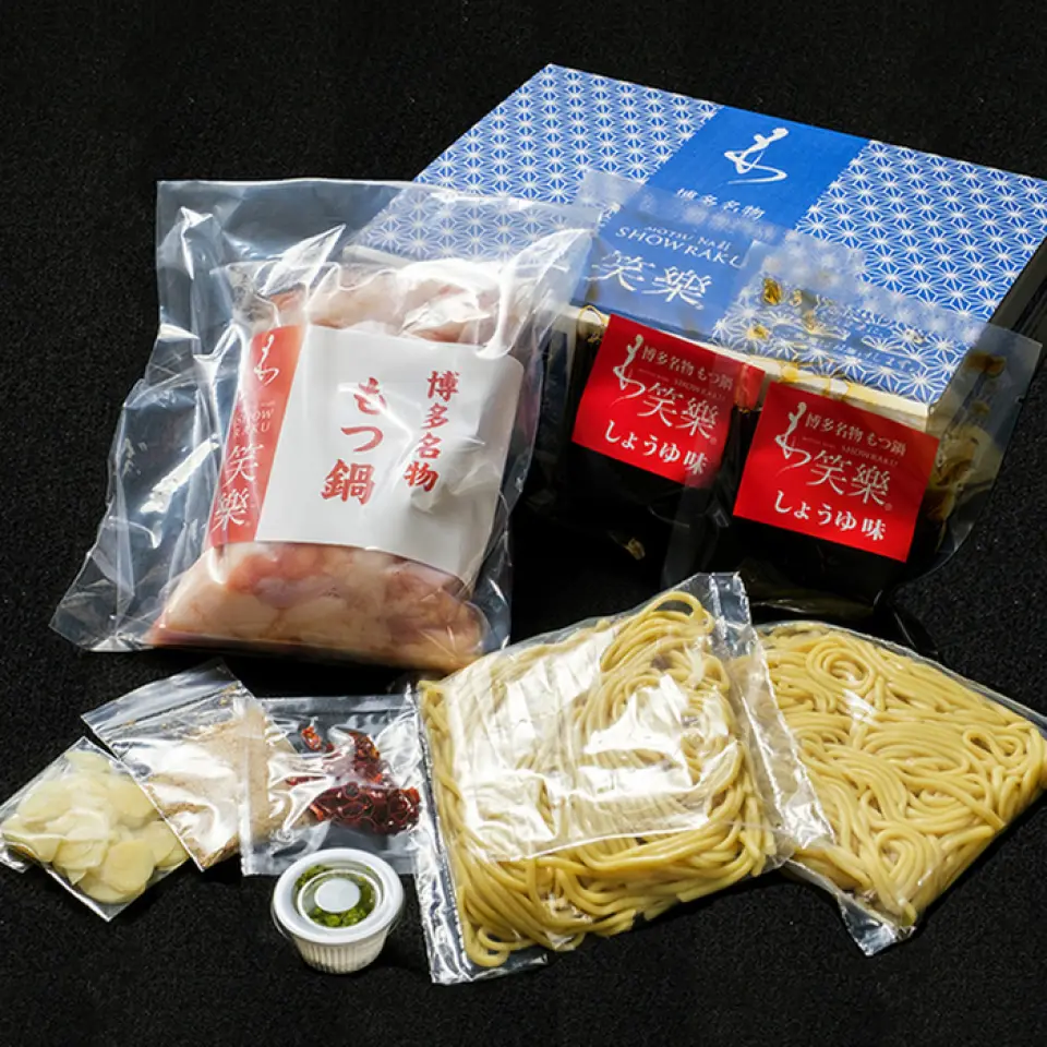 套餐包括新鮮的內臟、美味的湯和雜燴面，因此您只需添加自己喜歡的蔬菜並慢燉即可。還附加柚子胡椒、芝麻等人氣調味品，可以依照自己的喜好更換口味，也很受歡迎。有兩種口味可供選擇：經典的醬油味和流行的味噌味。