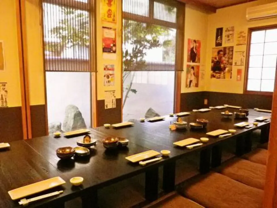 For meals with close friends, choose large plates. For formal dinners, choose small plates. You can use them according to your purpose. Please feel free to consult us when making a reservation. We will be happy to suggest banquets that meet your needs.