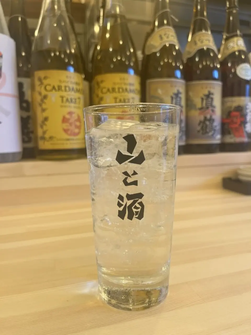 备有日本酒、梅酒等多种当地酒。还有很多限量版酒精饮料。此外，还有天然葡萄酒、国产威士忌、鹿儿岛烧酒等多种商品。还有大量使用国产柠檬制成的自制新鲜柠檬酸酒和自制姜汁汽水，即使不喝酒的人也可以一起享用。