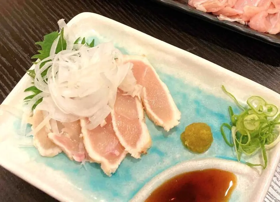 สำหรับซาชิมิไก่และไก่ทาทากิ เราใช้ไก่สดที่จับได้ในตอนเช้า เราอยากให้คุณเพลิดเพลินกับไก่สดแสนอร่อย เราจึงเสิร์ฟเฉพาะวันในสัปดาห์ที่ไม่ใช่วันพุธและวันอาทิตย์เท่านั้น นอกจากนี้เรายังมีซาชิมิหายาก เช่น ซาซิมินกกระจอกเทศ และซาซิมิม้าด้วย! โปรดลองเนื้อสดอันน่าภาคภูมิใจของนาโกมิ