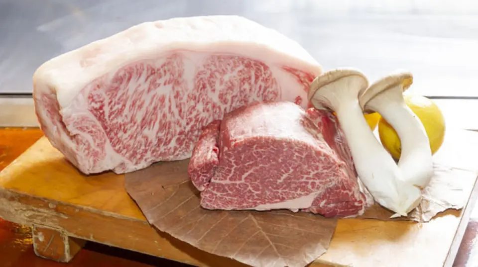 At our restaurant, you can enjoy the finest Kobe beef, raised on pesticide-free farms, with the finest quality fat, a low melting point, and fibers so fine that they are said to melt when you touch them with your fingers. The "Kobe Course" allows you to choose between the fillet and sirloin of rare Kobe beef, and you can also increase the amount in 10g increments or add on dishes such as "grilled Japanese black beef shabu-shabu." Of course, you can also order it as a single item, so you can enjoy it along with the cooking performance, such as salt and pepper juggling and flambé.