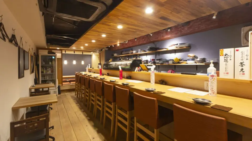 The natural wood color scheme and orange lighting create a warm space. The restaurant has a homey atmosphere that even first-time customers can relax in, and there are a total of 24 seats. There are 10 counter seats that are perfect for solo diners, two tables for two, and 10 semi-private and fully private rooms with sunken kotatsu tables. The semi-private rooms can be connected to create fully private rooms, making it suitable for a wide range of occasions, from small to large groups. Please feel free to come and visit us for everyday use, dates, parties, and more.