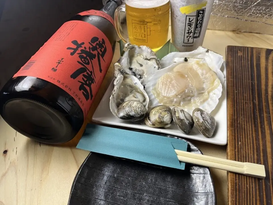 The BBQ where you can enjoy seafood and meat is attractive! You can grill it yourself, so you can enjoy it cooked to your liking. The raw oysters available all year round are the "Naruto Champion" brand from Tokushima Prefecture. They are characterized by their creamy and rich taste. We also have a wide selection of seasonal ingredients purchased that day, such as clams and red shrimp. Grilled dishes are cost-effective, starting from 308 yen ◎ Perfect for both office parties and private use! Please enjoy the fresh seafood to your heart's content.