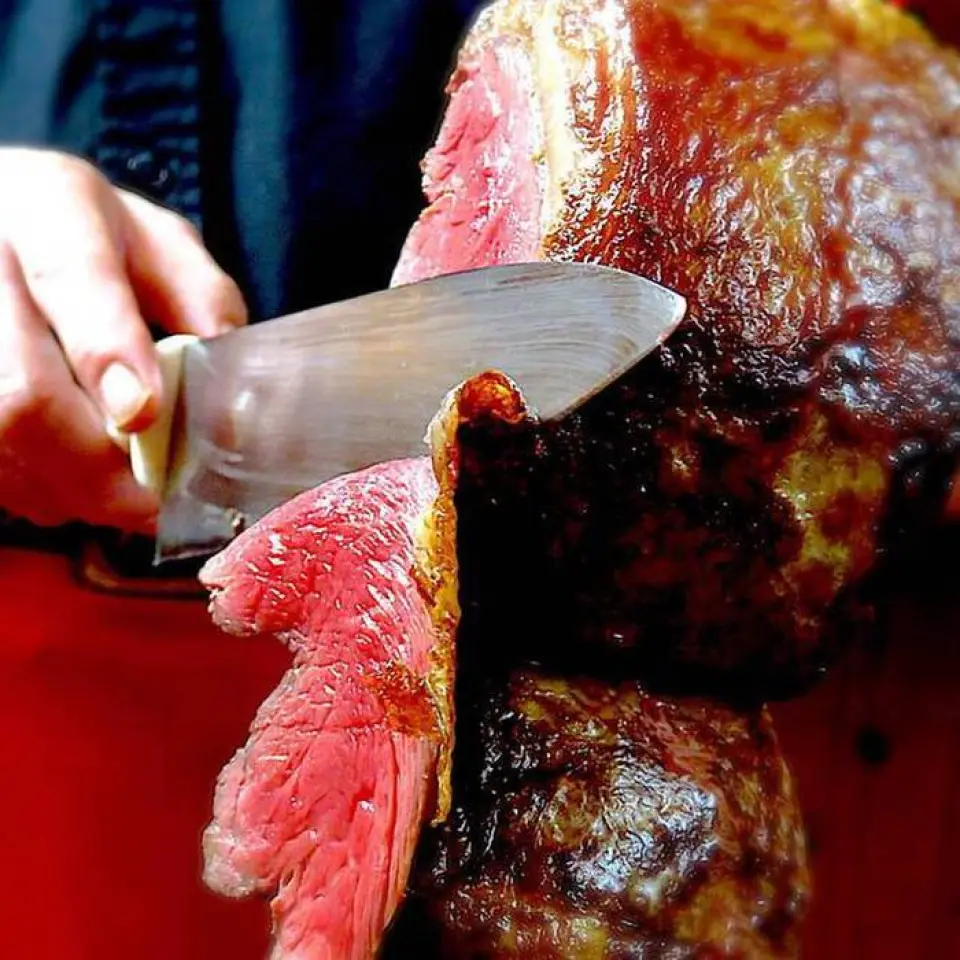 Churrasco 有 20 种。 [最受欢迎]``Piccanha/Ichibo''，``肉饼串''，例如``臀部''与[软肉和风味]，``Abakashi /烤菠萝''，``蔬菜串''，和“烤奶酪”。 “副菜单”还包括流行的“pon de queijo”和“自制咖喱”。我们提供严格挑选的[肉质]、肉各部分的最佳[味道]、使用特殊机器的最佳[熟度]、以及专用烤炉的[切割]。