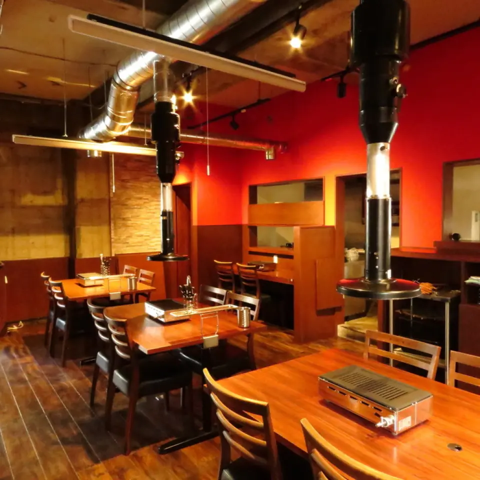 Our restaurant has a high ceiling and a spacious space, but also has a calm atmosphere. Each table can accommodate small groups to large groups. We can also reserve the place for private use or change the seating layout to suit the number of people using the restaurant, so please use it for group courses. The counter seats for two are perfect for dates or for dining alone. The seats can also be partitioned off with curtains, so you can relax without worrying about the eyes of others. Why not stop by for a drink after work?