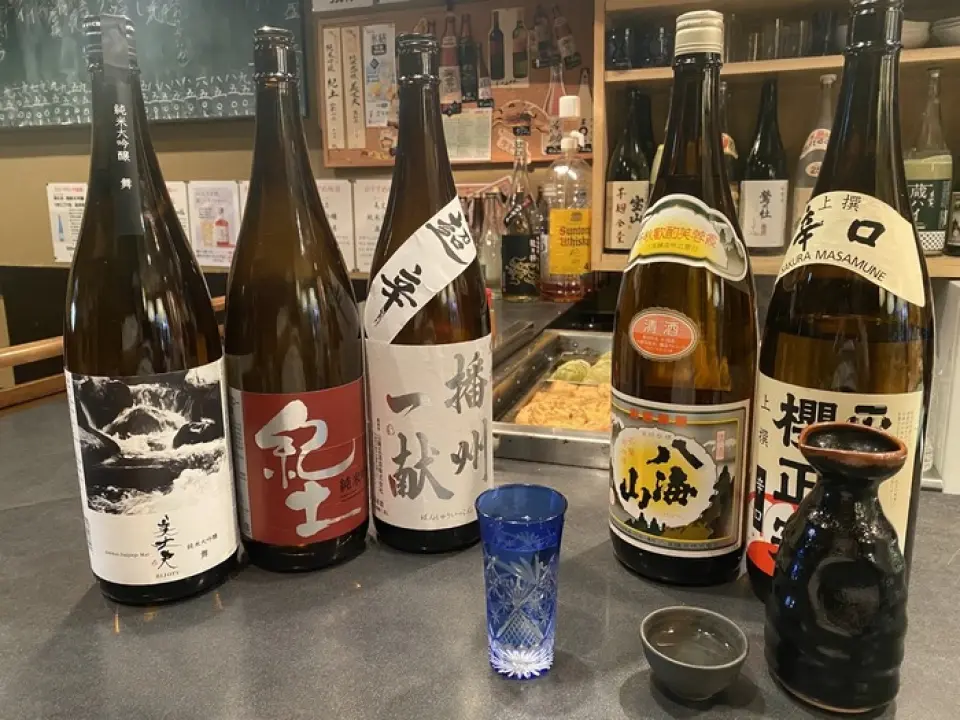 适合与关东煮和烤串搭配的清酒阵容包括历史悠久的清酒“樱花政宗”和干纯米酒“播州一研”等非同寻常的阵容。除了麒麟威士忌Riku等高杯威士忌外，还有大麦、甘薯、红糖等多种烧酒。除了麒麟、朝日、三得利、札幌等各种啤酒外，我们还定期更换两种类型的精酿啤酒，因此无论您来多少次都可以享用啤酒。