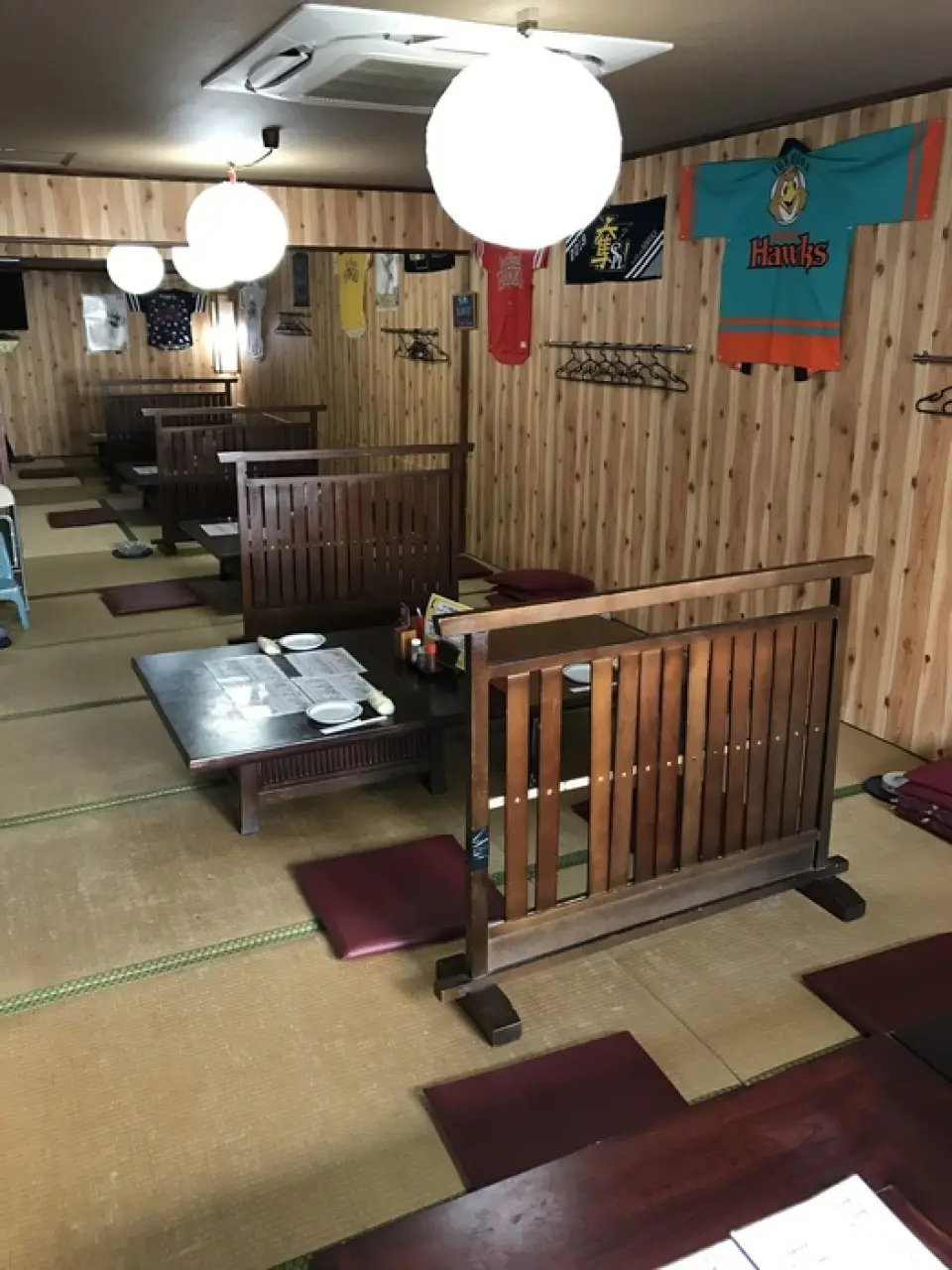 A spacious tatami room that can accommodate up to 35 people. The exciting interior makes you feel like you're in a baseball stadium. You can relax and enjoy your drink in a spacious and relaxed atmosphere.