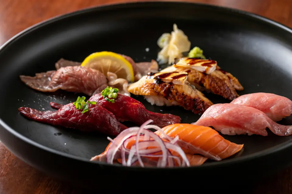 If you come to our restaurant, try this first. The <Today's Best 5-piece Assortment/1,480 yen> is a special menu that is "limited to one serving per person" where you can enjoy both meat and fish on one plate. The best sushi of the day changes every day depending on the season and the availability of stock. We have prepared this sushi platter making the most of the flavors of these ingredients. Rich in color, the delicious flavors of the ingredients melt in your mouth. It is an exceptional dish that can be enjoyed with all five senses.