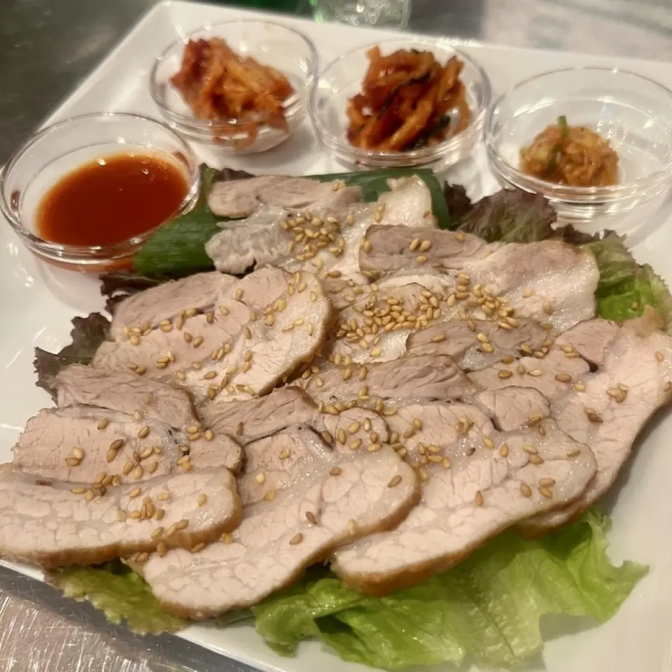 We use ingredients and seasonings sourced from Korea. We offer dishes that are designed to suit Japanese tastes. We are proud of our "Bossam" - boiled pork dipped in a special miso sauce - and our homemade "Kimchi Platter". They go perfectly with alcoholic beverages! Please enjoy our carefully selected dishes.