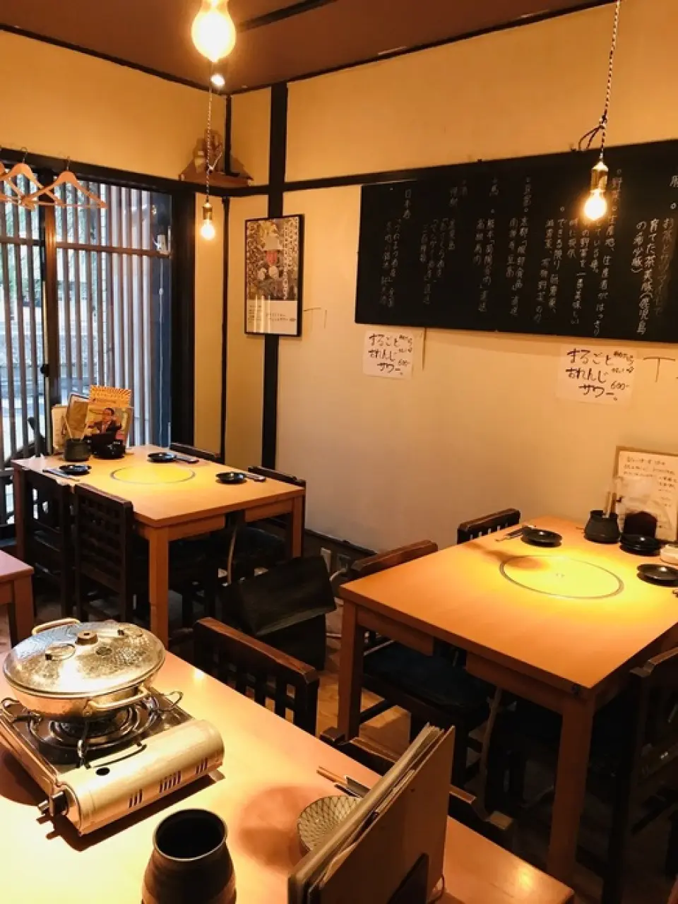 它已被改造成一个现代化的空间。我们还有一间非常受欢迎的[完全私人房间]，可以看到松江城。