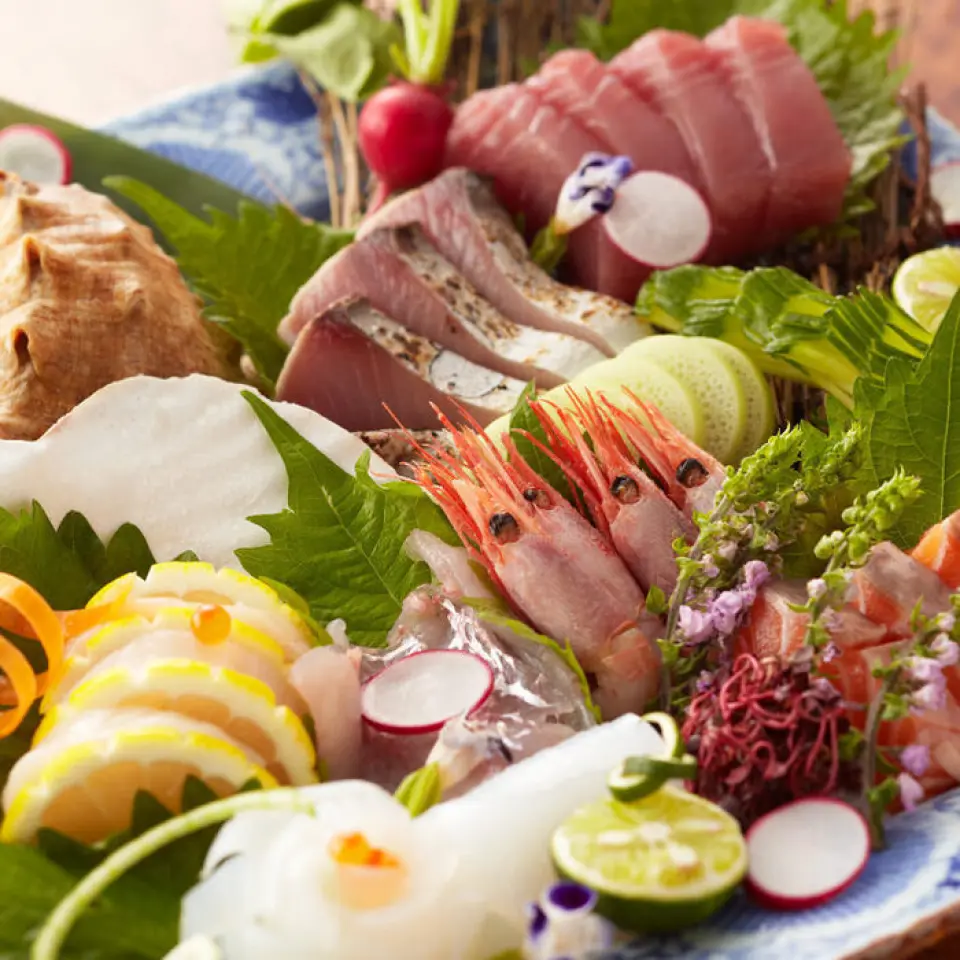 Our unique distribution system allows us to purchase fresh fish caught that morning from over 100 fishing ports across the country on the same day! You may encounter high-quality fish or rare fish that are not often available... The recommended dish of the day is the signature dish in the store! Enjoy the delicious seasonal seafood in a variety of dishes, such as sashimi, grilled dishes, simmered dishes, and fried dishes.