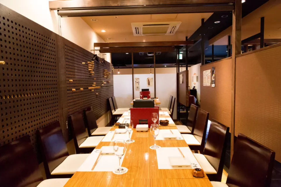 In the newly renovated semi-private rooms, you can display the cork of the wine you ordered on the wall. The appeal is that you can write your name and date on the cork to keep it as a memento. You can enjoy your private time without worrying about the people around you.
