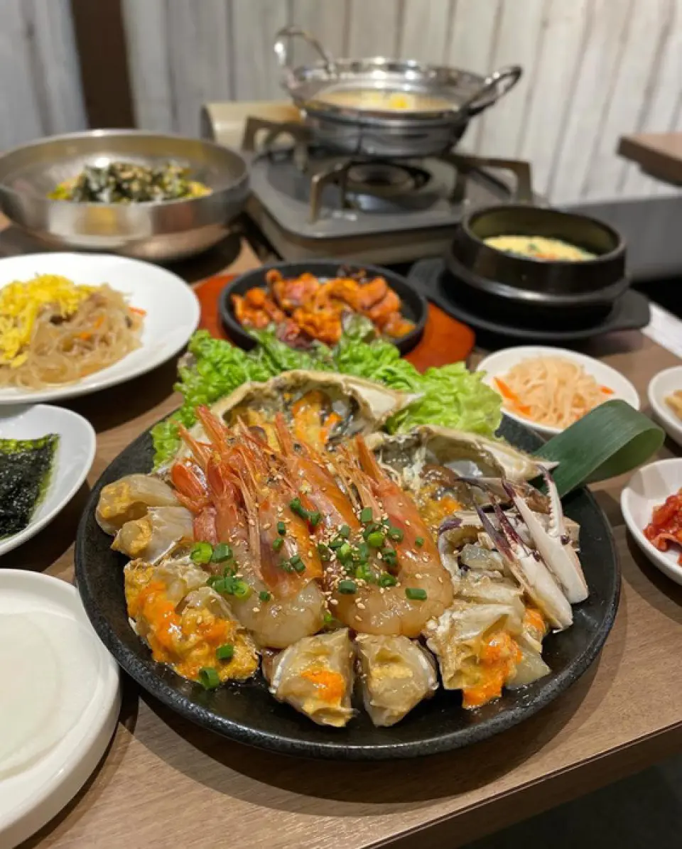 For the price of 2500 yen, you can get a main dish, japchae, manduk (dumpling soup), jhumokbap (Korean rice balls), wrapped vegetables, kimchi, side dishes, and depending on the set, even gyeranchim and jjukkumi, making it a great deal!