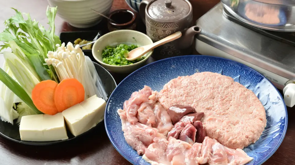 享受已经保存了100多年的传统“水泷”套餐。我们使用的鸡肉非常新鲜，并且是当天调味的。可以一边品尝用鸡肉做成的小碗，一边品尝清汤充满鸡肉风味的“水泷”。此外，您还可以选择三种选择来结束您的用餐：乌冬面、拉面或杂水。 4人以上的聚会只要加1,870日元就可以无限畅饮，请一起参加聚会吧！瓶装啤酒正在倒……