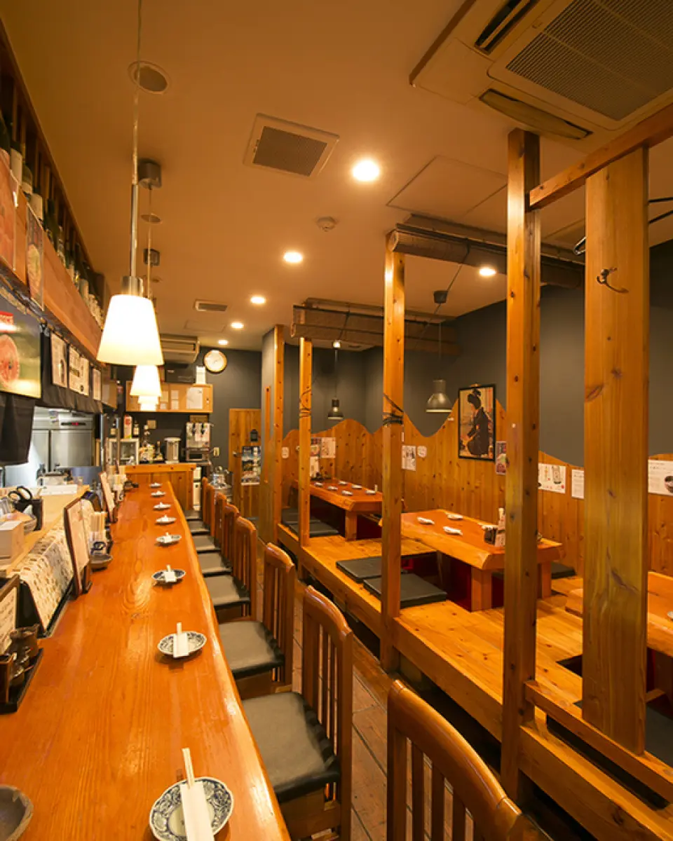Our restaurant has a modern Japanese wooden exterior. The restaurant seats 30 people in total, with a spacious counter with 9 seats. It's a great place to enjoy a quick drink without feeling cramped. We also have sunken kotatsu tables available, and can take reservations for up to 20 people. The entire restaurant can be rented for up to 30 people. Please feel free to contact us. We look forward to welcoming you for a wide range of occasions, from solo diners to moms' meetings, dates, drinking parties, and banquets.