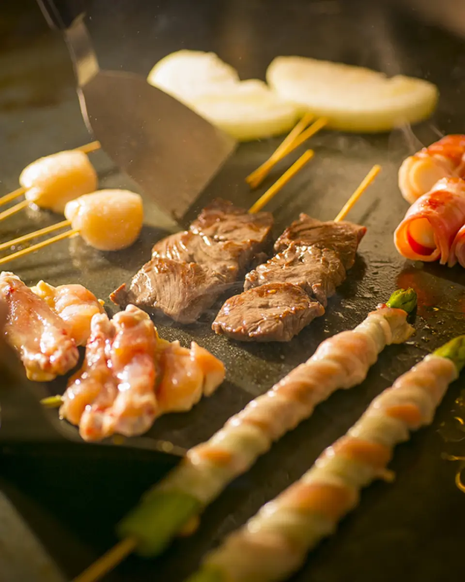 Our pride and joy, our "creative teppan skewers," are made with fresh ingredients and carefully grilled in 100% olive oil. You can choose from about 30 varieties, all reasonably priced from 180 yen (tax included). The skewers are skewered in-house every day, and all preparation and processing is done by hand. The salting and grilling method are carefully adjusted depending on the ingredients, ensuring that the flavor is locked in. Enjoy unique varieties that you won't find anywhere else, such as beef skirt steak, foie gras bruschetta, and makomodake mushrooms.