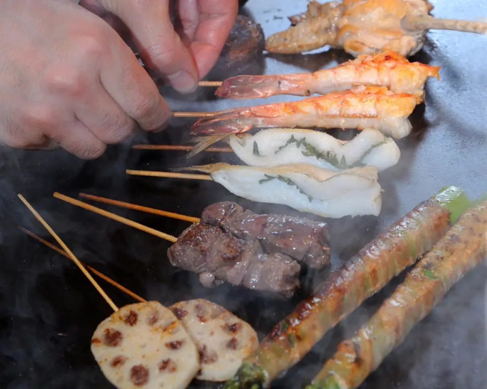 Teppan Jinja is a representative skewer restaurant in Osaka Minami! They have over 30 kinds of skewers, and each one is carefully prepared every day. The ingredients that arrive every morning are carefully selected, and the process begins with careful preparation. The feelings that are put into each skewer are cooked on the teppan and served to customers.